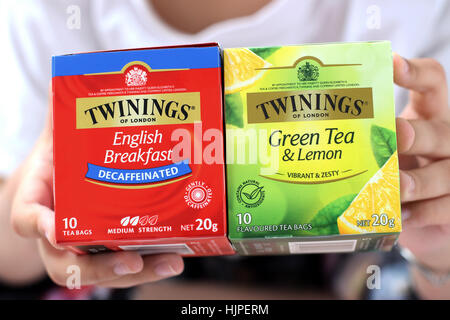 Twinings Thé vert et de citron et le petit déjeuner anglais Decaffinated Plateau Banque D'Images