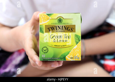 Twinings Thé Vert et goût Citron isolés contre fond blanc Banque D'Images