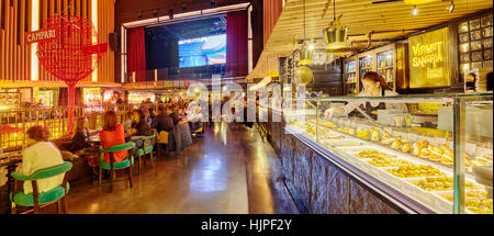 Madrid Platea, gourmet food hall situé dans un ancien cinéma sur la Plaza de Colon. Madrid, Espagne. Banque D'Images