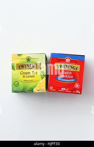 Twinings Thé vert et de citron et le thé décaféiné English Breakfast contre isolé sur fond blanc Banque D'Images