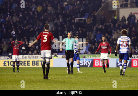 Arbitre Stephen Martin awards la lecture d'une pénalité après une faute sur Liam Moore (pas sur la photo) au cours de la Sky Bet Championship match au stade Madejski, lecture. Banque D'Images