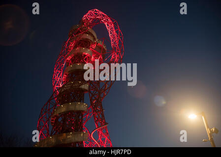 Londres, Royaume-Uni. 24 Jan, 2017. L'ArcelorMittal Orbit est un 114,5 mètres de haut (376 pieds) de la sculpture et tour d'observation à la Queen Elizabeth Olympic Park à Stratford, Londres. C'est le premier morceau de l'art public,[3] et est destiné à être un héritage durable de Londres sera l'hôte de l'été 2012 Jeux Olympiques et Paralympiques, l'aide à la régénération des Jeux olympiques après la région de Stratford. Credit : Alberto Pezzali/Pacific Press/Alamy Live News Banque D'Images