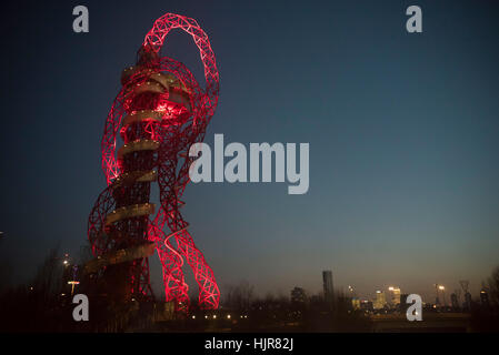 Londres, Royaume-Uni. 24 Jan, 2017. L'ArcelorMittal Orbit est un 114,5 mètres de haut (376 pieds) de la sculpture et tour d'observation à la Queen Elizabeth Olympic Park à Stratford, Londres. C'est le premier morceau de l'art public,[3] et est destiné à être un héritage durable de Londres sera l'hôte de l'été 2012 Jeux Olympiques et Paralympiques, l'aide à la régénération des Jeux olympiques après la région de Stratford. Credit : Alberto Pezzali/Pacific Press/Alamy Live News Banque D'Images