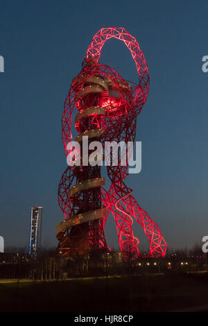 Londres, Royaume-Uni. 24 Jan, 2017. L'ArcelorMittal Orbit est un 114,5 mètres de haut (376 pieds) de la sculpture et tour d'observation à la Queen Elizabeth Olympic Park à Stratford, Londres. C'est le premier morceau de l'art public,[3] et est destiné à être un héritage durable de Londres sera l'hôte de l'été 2012 Jeux Olympiques et Paralympiques, l'aide à la régénération des Jeux olympiques après la région de Stratford. Credit : Alberto Pezzali/Pacific Press/Alamy Live News Banque D'Images