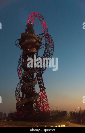 Londres, Royaume-Uni. 24 Jan, 2017. L'ArcelorMittal Orbit est un 114,5 mètres de haut (376 pieds) de la sculpture et tour d'observation à la Queen Elizabeth Olympic Park à Stratford, Londres. C'est le premier morceau de l'art public,[3] et est destiné à être un héritage durable de Londres sera l'hôte de l'été 2012 Jeux Olympiques et Paralympiques, l'aide à la régénération des Jeux olympiques après la région de Stratford. Credit : Alberto Pezzali/Pacific Press/Alamy Live News Banque D'Images