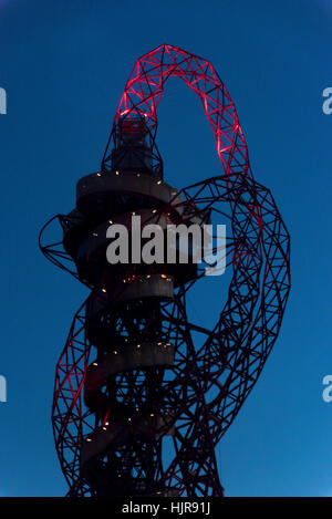 Londres, Royaume-Uni. 24 Jan, 2017. L'ArcelorMittal Orbit est un 114,5 mètres de haut (376 pieds) de la sculpture et tour d'observation à la Queen Elizabeth Olympic Park à Stratford, Londres. C'est le premier morceau de l'art public,[3] et est destiné à être un héritage durable de Londres sera l'hôte de l'été 2012 Jeux Olympiques et Paralympiques, l'aide à la régénération des Jeux olympiques après la région de Stratford. Credit : Alberto Pezzali/Pacific Press/Alamy Live News Banque D'Images