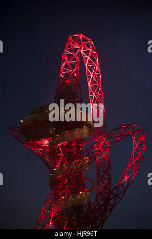 Londres, Royaume-Uni. 24 Jan, 2017. L'ArcelorMittal Orbit est un 114,5 mètres de haut (376 pieds) de la sculpture et tour d'observation à la Queen Elizabeth Olympic Park à Stratford, Londres. C'est le premier morceau de l'art public,[3] et est destiné à être un héritage durable de Londres sera l'hôte de l'été 2012 Jeux Olympiques et Paralympiques, l'aide à la régénération des Jeux olympiques après la région de Stratford. Credit : Alberto Pezzali/Pacific Press/Alamy Live News Banque D'Images