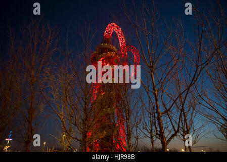 Londres, Royaume-Uni. 24 Jan, 2017. L'ArcelorMittal Orbit est un 114,5 mètres de haut (376 pieds) de la sculpture et tour d'observation à la Queen Elizabeth Olympic Park à Stratford, Londres. C'est le premier morceau de l'art public,[3] et est destiné à être un héritage durable de Londres sera l'hôte de l'été 2012 Jeux Olympiques et Paralympiques, l'aide à la régénération des Jeux olympiques après la région de Stratford. Credit : Alberto Pezzali/Pacific Press/Alamy Live News Banque D'Images