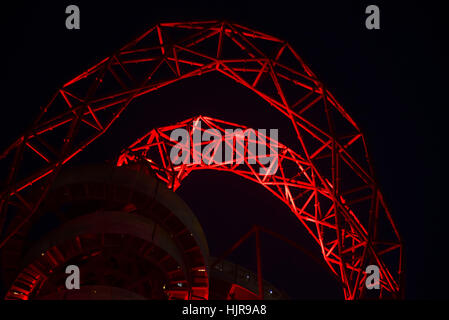 Londres, Royaume-Uni. 24 Jan, 2017. L'ArcelorMittal Orbit est un 114,5 mètres de haut (376 pieds) de la sculpture et tour d'observation à la Queen Elizabeth Olympic Park à Stratford, Londres. C'est le premier morceau de l'art public,[3] et est destiné à être un héritage durable de Londres sera l'hôte de l'été 2012 Jeux Olympiques et Paralympiques, l'aide à la régénération des Jeux olympiques après la région de Stratford. Credit : Alberto Pezzali/Pacific Press/Alamy Live News Banque D'Images