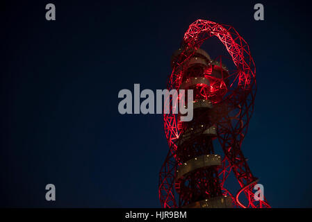 Londres, Royaume-Uni. 24 Jan, 2017. L'ArcelorMittal Orbit est un 114,5 mètres de haut (376 pieds) de la sculpture et tour d'observation à la Queen Elizabeth Olympic Park à Stratford, Londres. C'est le premier morceau de l'art public,[3] et est destiné à être un héritage durable de Londres sera l'hôte de l'été 2012 Jeux Olympiques et Paralympiques, l'aide à la régénération des Jeux olympiques après la région de Stratford. Credit : Alberto Pezzali/Pacific Press/Alamy Live News Banque D'Images