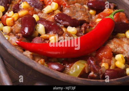 Mexican hot chili con carne dans un bol de soupe horizontale de macro. Banque D'Images