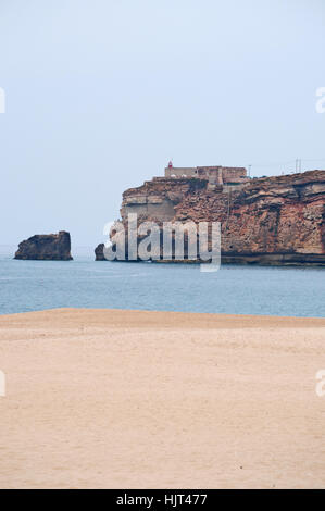 Portugal : vue sur la plage, de Sitio, le vieux quartier de la ville de Caldas da Rainha perché sur une falaise, et le phare Banque D'Images