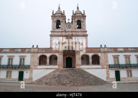 Portugal : vue sur l'église de Notre Dame de Nazaré, construit en 1377 pour abriter l'image sacrée de Notre Dame de Nazareth Banque D'Images