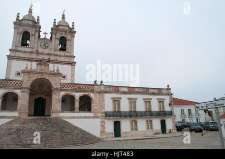 Portugal : vue sur l'église de Notre Dame de Nazaré, construit en 1377 pour abriter l'image sacrée de Notre Dame de Nazareth Banque D'Images