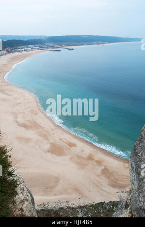 Portugal : vue de la plage de Praia et Pederneira, les vieux quartiers de la ville de Caldas da Rainha Banque D'Images