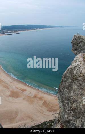 Portugal : l'océan Atlantique, la plage et la vue d'une mouette sur le rocher sur le dessus de Sitio, le vieux quartier de Nazare Banque D'Images