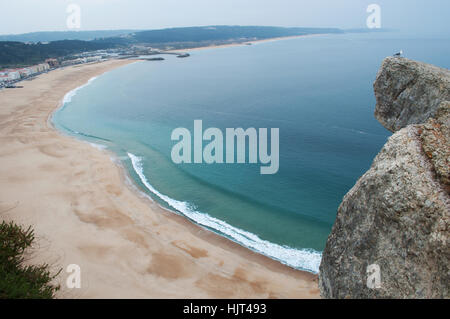 Portugal : l'océan Atlantique, la plage et la vue d'une mouette sur le rocher sur le dessus de Sitio, le vieux quartier de Nazare Banque D'Images