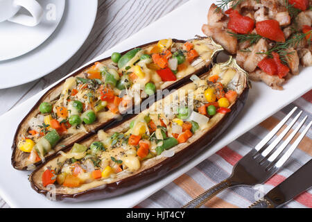 Aubergine farcie aux légumes et de la viande grillée sur une plaque horizontale. top view close up Banque D'Images