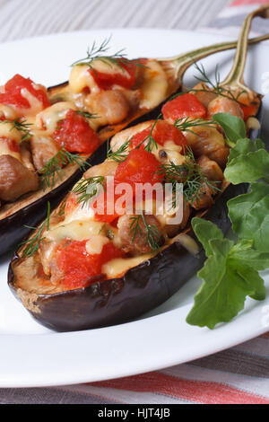 Aubergines farcies à la viande, le fromage et les tomates sur la table verticale close-up Banque D'Images