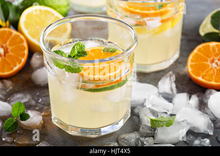 Les agrumes dans des verres de limonade Banque D'Images