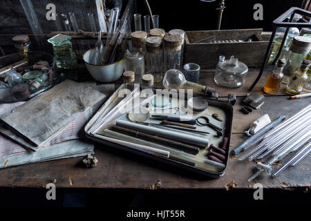 Pipettes en verre, des béchers et autres équipements d'expérience scientifique dans la cabane de l'explorateur Robert Falcon Scott en Antarctique. Banque D'Images