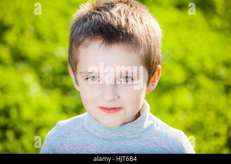 Portrait enfant garçon sur fond vert Banque D'Images