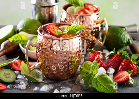 Moscow mule cocktail avec de la chaux et de fraise Banque D'Images