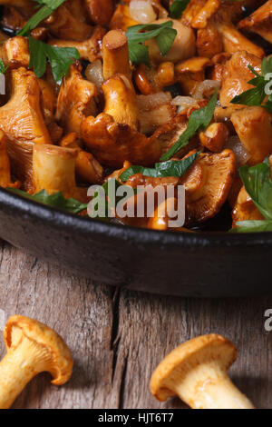 Chanterelles en une poêle sur la table libre à la verticale. Banque D'Images