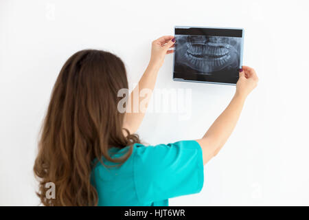 Femme médecin ou dentiste à la recherche de x-ray Banque D'Images