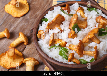 Risotto aux chanterelles en un bol close-up vue horizontale par le haut. Banque D'Images