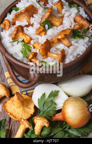 Risotto aux chanterelles et les ingrédients sur la table libre à la verticale. Banque D'Images