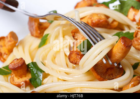 Spaghetti pâtes aux champignons girolles et horizontal macro fourche Banque D'Images