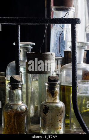 Pipettes en verre, des béchers et autres équipements d'expérience scientifique dans la cabane de l'explorateur Robert Falcon Scott en Antarctique. Banque D'Images