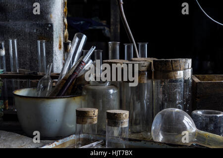 Pipettes en verre, des béchers et autres équipements d'expérience scientifique dans la cabane de l'explorateur Robert Falcon Scott en Antarctique. Banque D'Images