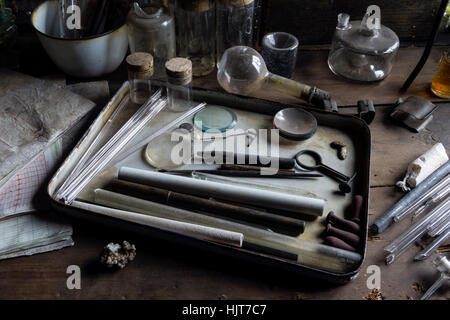 Pipettes en verre, des béchers et autres équipements d'expérience scientifique dans la cabane de l'explorateur Robert Falcon Scott en Antarctique. Banque D'Images