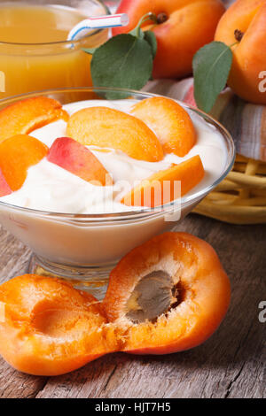 Yaourt abricot et jus frais sur la table verticale close-up Banque D'Images