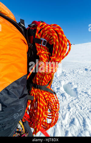 Guides de glace cordes enroulées après avoir entré une crevasse sur les pentes du mont Erebus en Antarctique. Banque D'Images