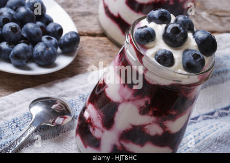 Le Yogourt aux bleuets dans un bocal en verre sur la table horizontale gros plan Banque D'Images