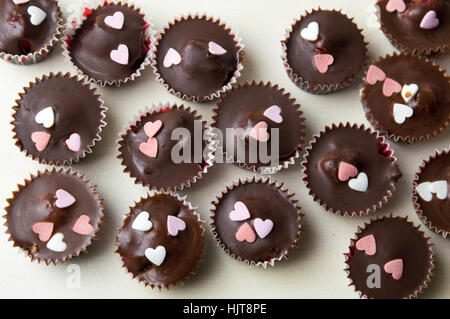 Du chocolat fait maison avec des coeurs de décoration sur une table Banque D'Images