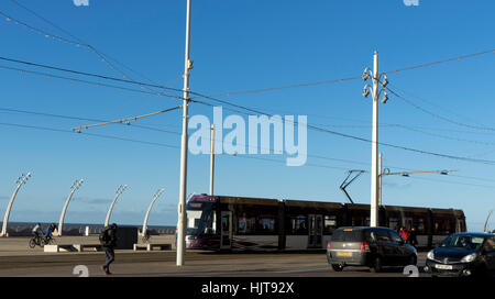 La promenade de Blackpool, Royaume-Uni, avec sa ligne de tramway à plein régime Banque D'Images