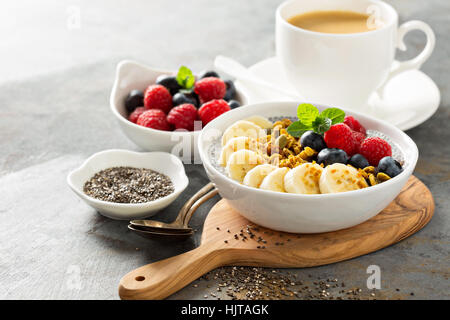 Chia vanille au lait dans un bol de fruits frais Banque D'Images
