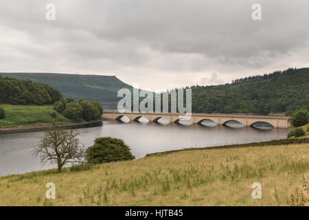 Ladybower Reservoir dans le Peak District, en Angleterre, avec la traversée du viaduc de Ashopton Banque D'Images