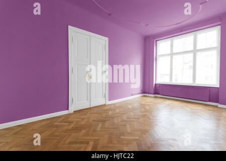 Murs violet, rose chambre avec parquet en bois - appartement vide chambre à l'ancien bâtiment restauré Banque D'Images