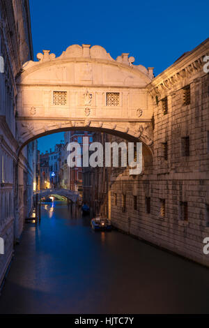 Crépuscule du matin sur le Ponte dei Sospiri - Pont des Soupirs, Venise, Vénétie, Italie Banque D'Images