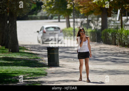 Femme en mini jupe en outlet voiture