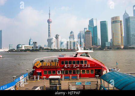 L'horizon de Pudong vu de bateau sur la rivière Huangpu, Shanghai, Chine Banque D'Images