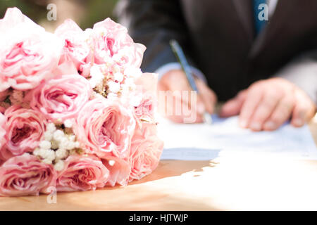 Libre d'époux signature du certificat de mariage Banque D'Images