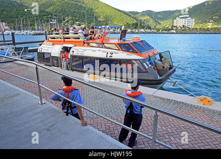 Offres pour chemise de Cunard Queen Victoria transportant des passagers en provenance de terre-navire, Tortola Banque D'Images