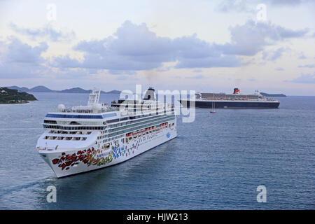 Bateau de croisière Norwegian Gem manœuvrer avant départ de soir de Tortola, avec liner Cunard Queen Victoria en arrière-plan Banque D'Images