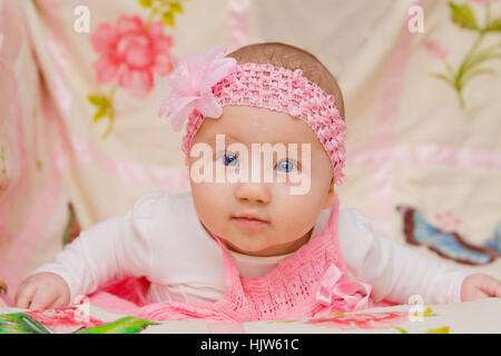 Cute baby girl sur couverture de fleurs Banque D'Images